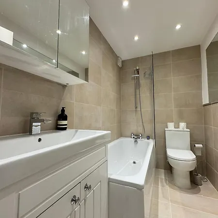 Holiday home Charming 4bd 6 Mins From Nine Elms Station