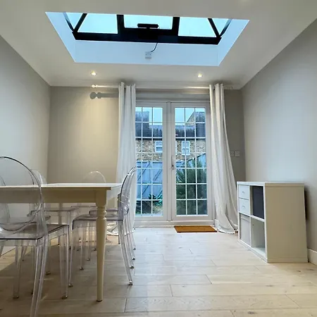 Holiday home Charming 4bd 6 Mins From Nine Elms Station *