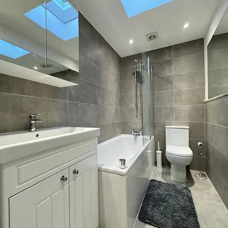 Charming 4bd 6 Mins From Nine Elms Station Holiday home London