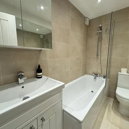 Holiday home Charming 4bd 6 Mins From Nine Elms Station London