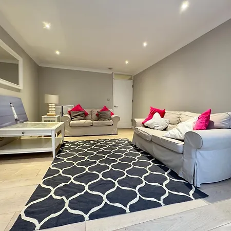 Charming 4bd 6 Mins From Nine Elms Station Holiday home *
