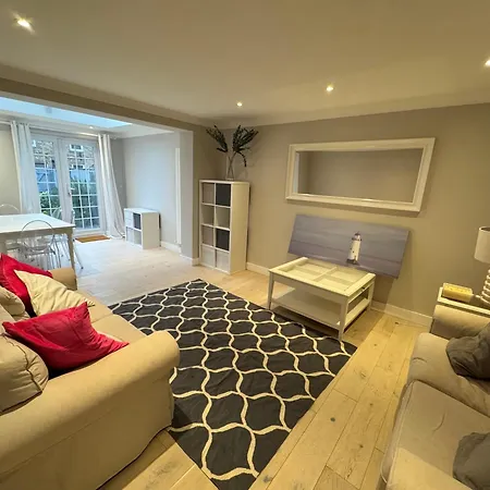 Charming 4bd 6 Mins From Nine Elms Station Holiday home London