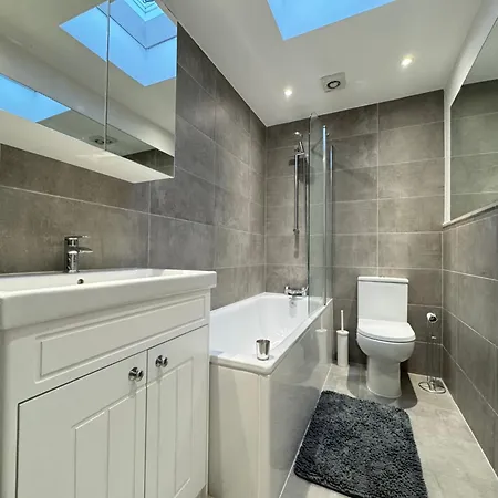 Holiday home Charming 4bd 6 Mins From Nine Elms Station London