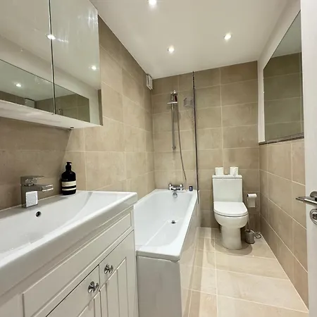 Charming 4bd 6 Mins From Nine Elms Station *