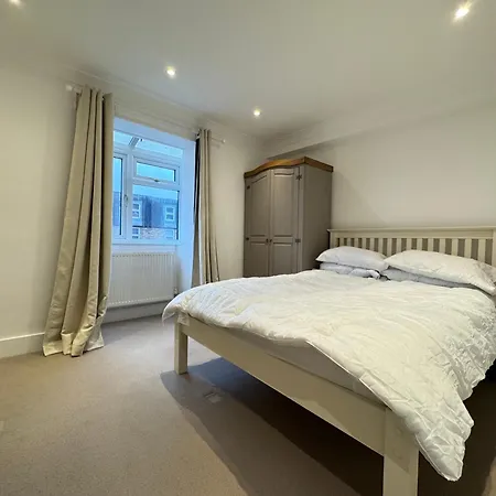 Charming 4bd 6 Mins From Nine Elms Station Holiday home