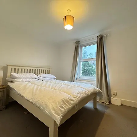 Charming 4bd 6 Mins From Nine Elms Station Holiday home *