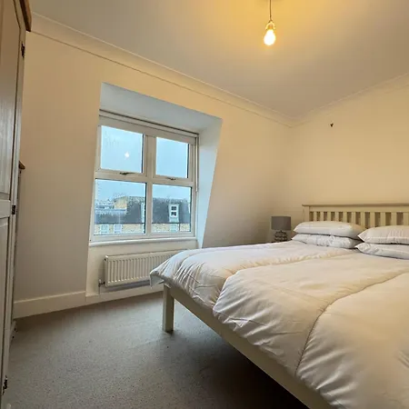 Holiday home Charming 4bd 6 Mins From Nine Elms Station *