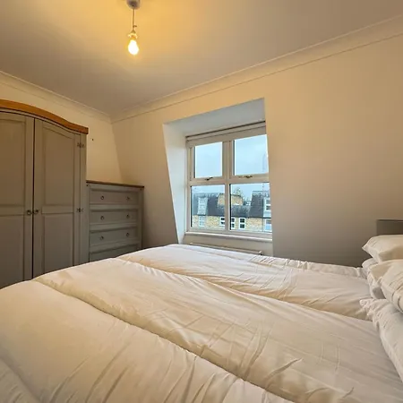 Charming 4bd 6 Mins From Nine Elms Station Holiday home London