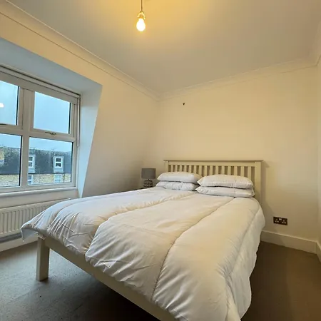 Holiday home Charming 4bd 6 Mins From Nine Elms Station London