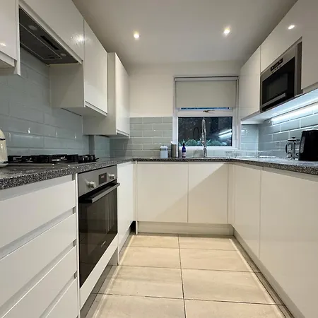 Charming 4bd 6 Mins From Nine Elms Station *
