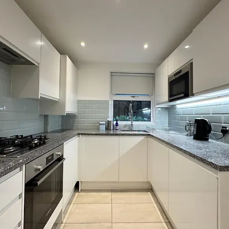 Charming 4bd 6 Mins From Nine Elms Station
