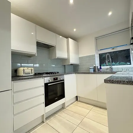 Holiday home Charming 4bd 6 Mins From Nine Elms Station