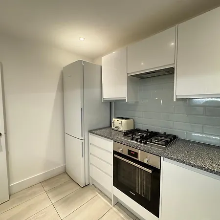 Charming 4bd 6 Mins From Nine Elms Station Holiday home *