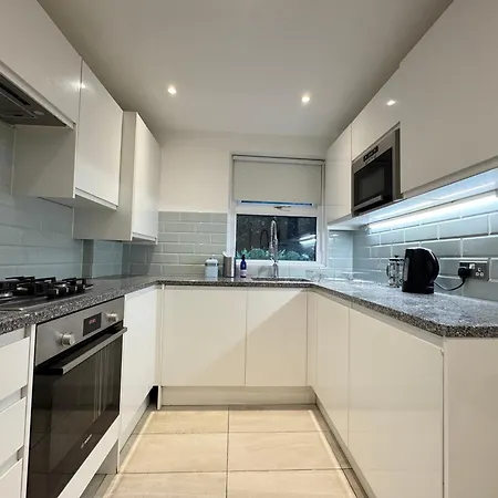 Charming 4bd 6 Mins From Nine Elms Station Holiday home London
