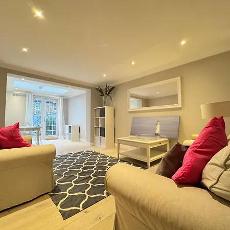 Holiday home Charming 4bd 6 Mins From Nine Elms Station