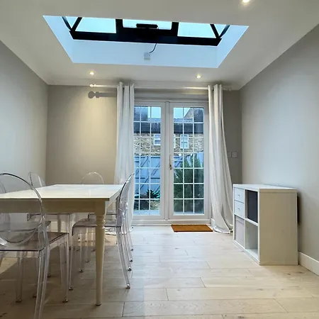 Charming 4bd 6 Mins From Nine Elms Station Holiday home *
