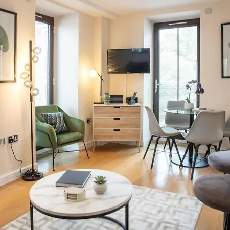 Westminster 2 Bed 2 Bath Apartment
