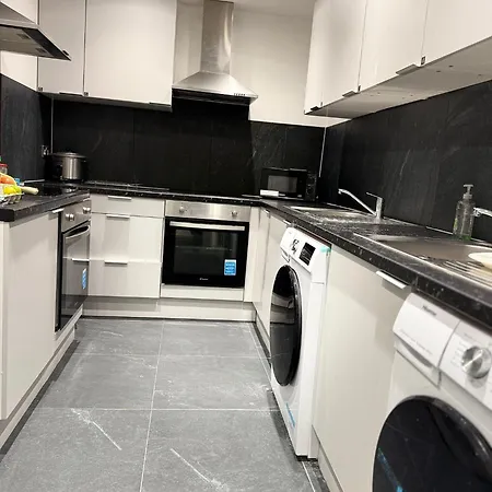 Letzi Premium Cozy Retreat Private En-suite Rooms, Harrow *