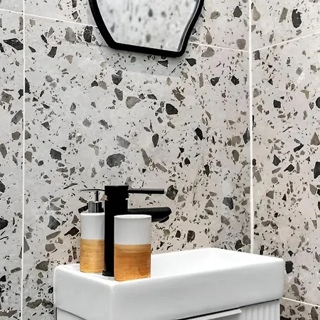 Apartment Glam Compact With Chic Kitchenette *