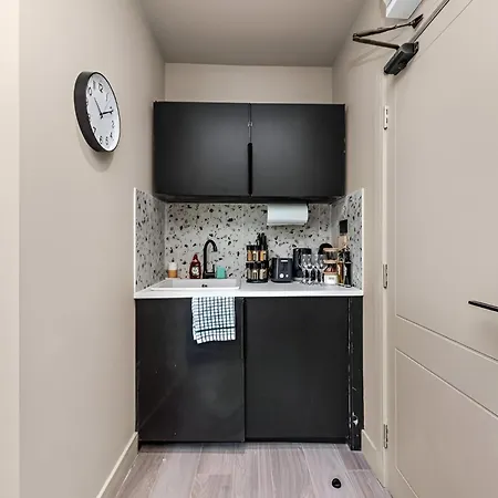 Glam Compact With Chic Kitchenette * London