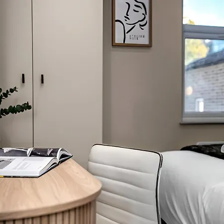 Glam Compact With Chic Kitchenette * London