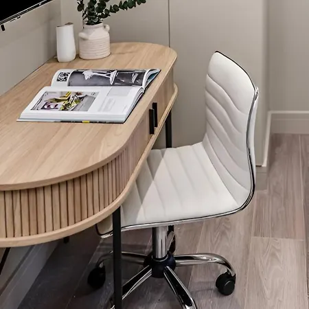 Apartment Glam Compact With Chic Kitchenette London