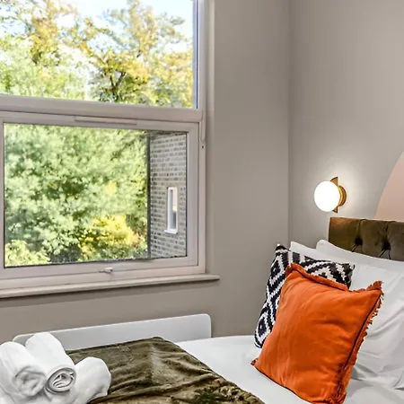 Glam Compact With Chic Kitchenette London