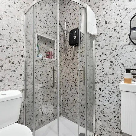 Glam Compact With Chic Kitchenette London