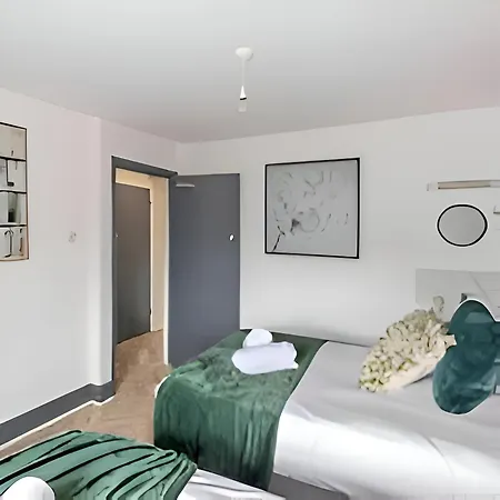 8br Gem In Prime Location Perfect For Group Apartment