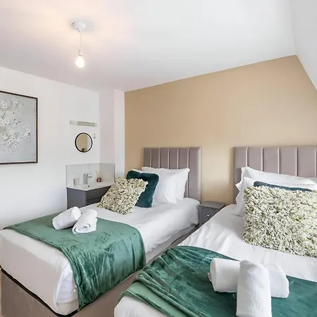 8br Gem In Prime Location Perfect For Group Apartment