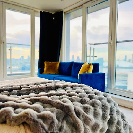 Luxury With Stunning Views In Prime Location - Perfect For Business Or Leisure