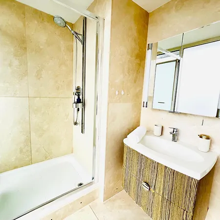 Luxury With Stunning Views In Prime Location - Perfect For Business Or Leisure Apartment *