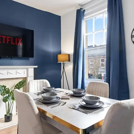 Sleep 6 Close To Centre Holiday home London