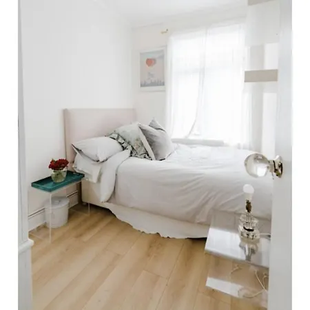 Double Next To The Famous Portobello Market Homestay London