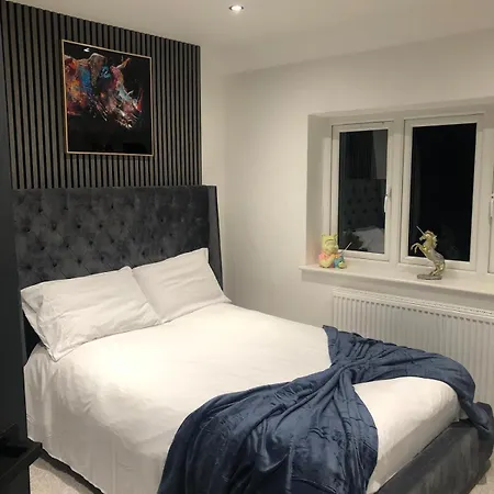 Luxury 4 Bed Retreat With Hot Tub * Northwood (Greater London)