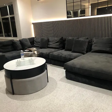 Luxury 4 Bed Retreat With Hot Tub Holiday home Northwood (Greater London)