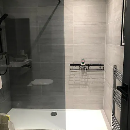 Holiday home Luxury 4 Bed Retreat With Hot Tub Northwood (Greater London)