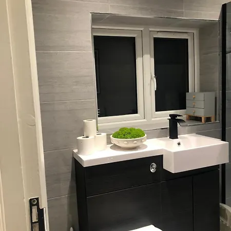 Luxury 4 Bed Retreat With Hot Tub *