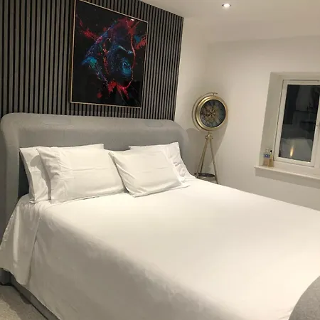 Luxury 4 Bed Retreat With Hot Tub * Northwood (Greater London)