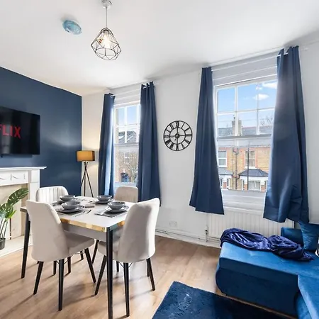 Sleep 6 Close To Centre Holiday home London