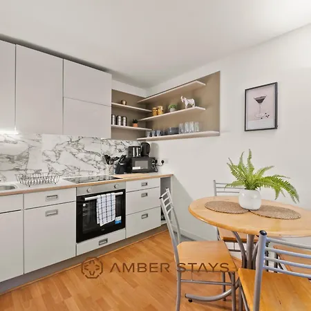 Modern 2 Bed In Greenwich, Perfect For Business & Contractors With Free Parking *