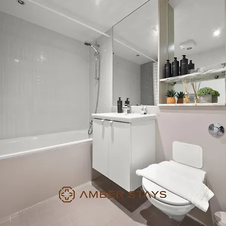Modern 2 Bed In Greenwich, Perfect For Business & Contractors With Free Parking