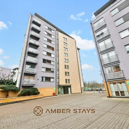 Modern 2 Bed In Greenwich, Perfect For Business & Contractors With Free Parking Apartment