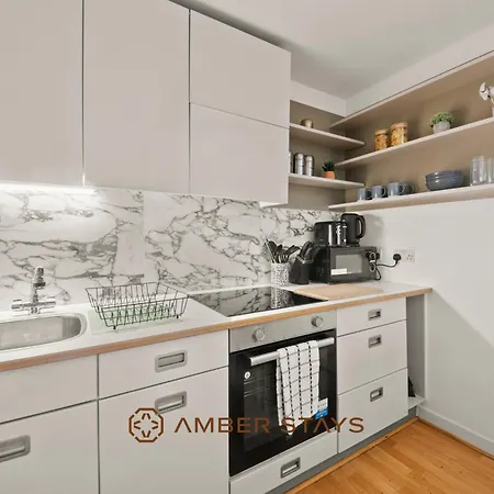 Modern 2 Bed In Greenwich, Perfect For Business & Contractors With Free Parking Apartment *