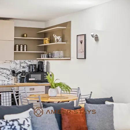 Modern 2 Bed In Greenwich, Perfect For Business & Contractors With Free Parking Apartment
