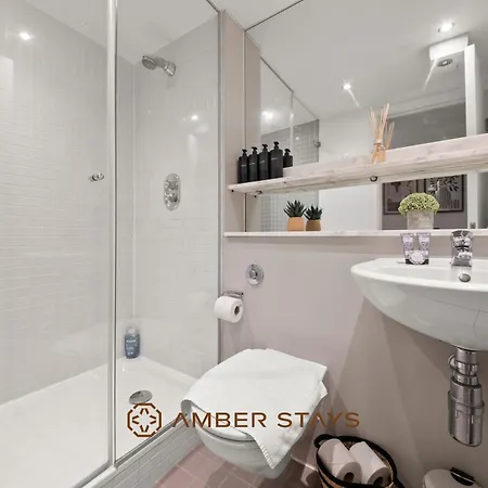 Modern 2 Bed In Greenwich, Perfect For Business & Contractors With Free Parking London