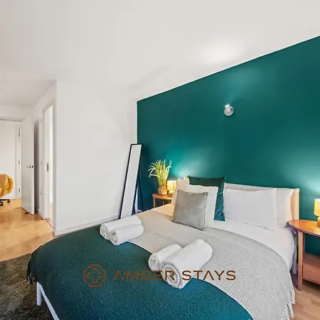 Modern 2 Bed In Greenwich, Perfect For Business & Contractors With Free Parking