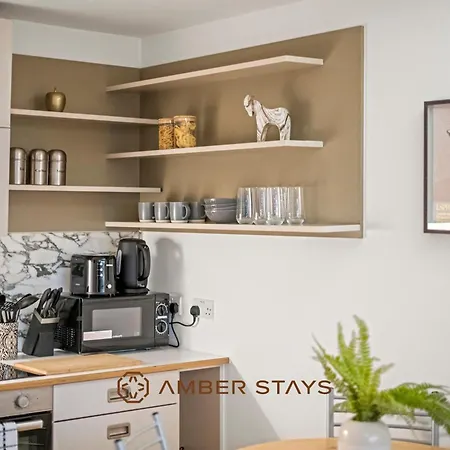 Modern 2 Bed In Greenwich, Perfect For Business & Contractors With Free Parking Apartment
