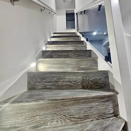 Apartment Coach House *
