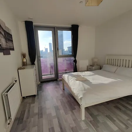 Giogio - Comfortable Stratford Flat With Stunning Views *
